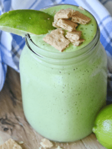 Featured image: a green smoothing in a clear glass jar with limes