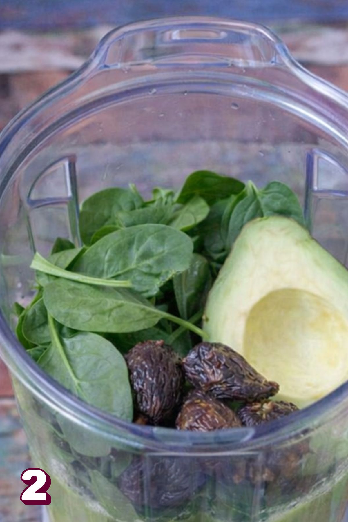 Spinach, avocados, and figs in a blender.