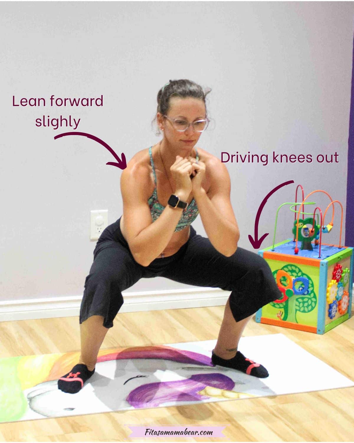 Woman in a sportan bra and black pants side by side, the first image of her in a squat the image ha arrows and text on tips to perform the squat